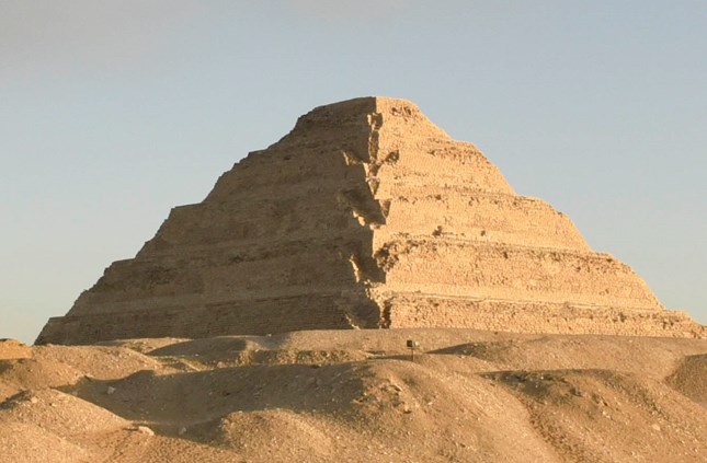 هرم زوسر .موقع وزارة السياحة والآثار
