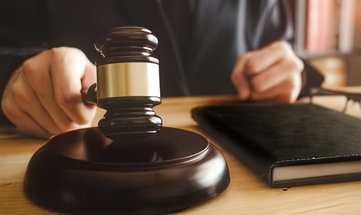 ترامب يدرس استخدام بند دستوري لتعليق المثول أمام القضاء لتسريع ترحيل المهاجرين وملاحقة الطلاب المنتقدين لإسرائيل - Illustration