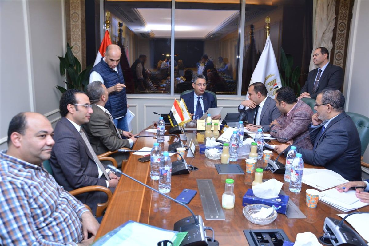 جانب من لقاء وزير التموين مع أعضاء مجلسي النواب والشيوخ