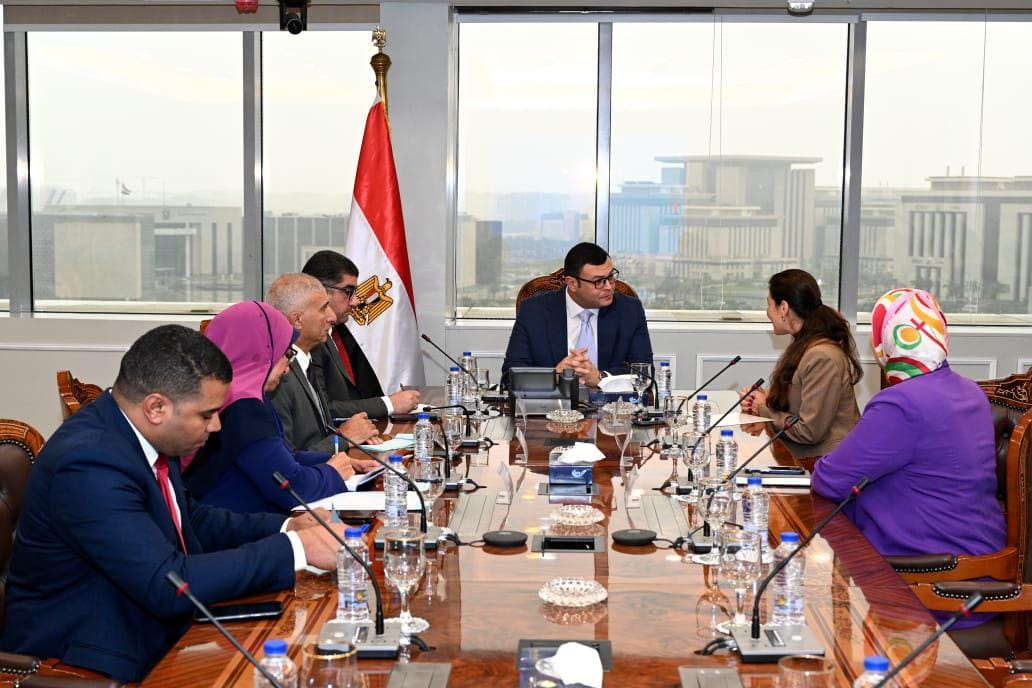 جانب من لقاء وزير الإسكان مع مسئولي مجموعة النساجون الشرقيون