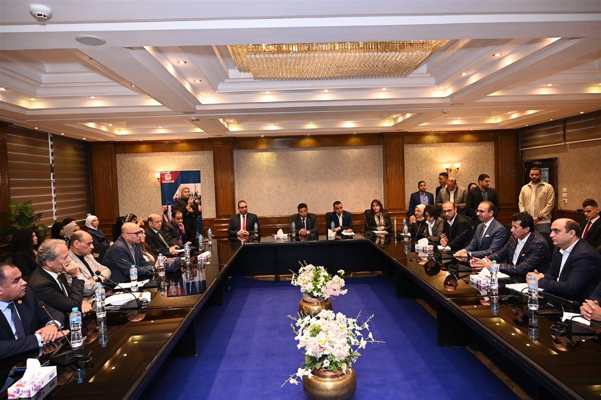 جانب من فعاليات المائدة المستديرة