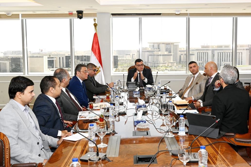 جانب من لقاء وزير الإسكان مع مسئولى شركة 