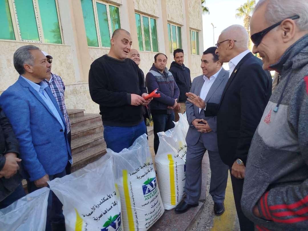 خلال توزيع سلفات نشادر على مزارعي شمال سيناء