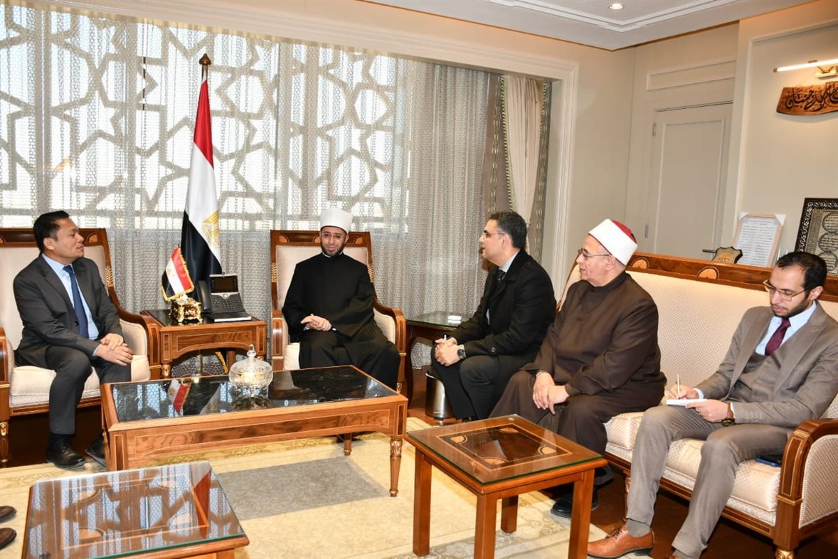 جانب من لقاء وزير الأوقاف مع سفير ماليزيا