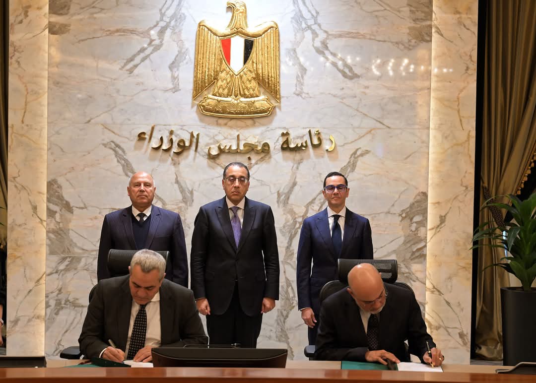 جانب من مراسم توقيع العقود