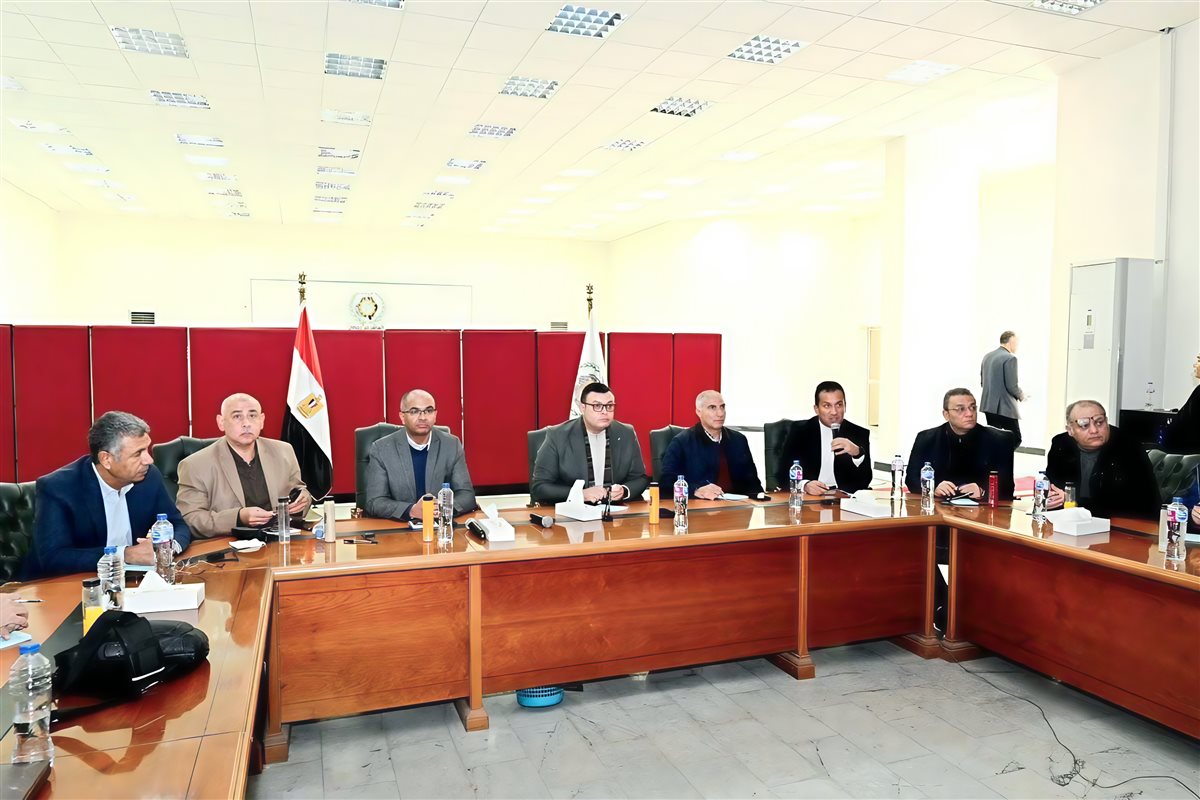 جانب من اجتماع وزير الإسكان