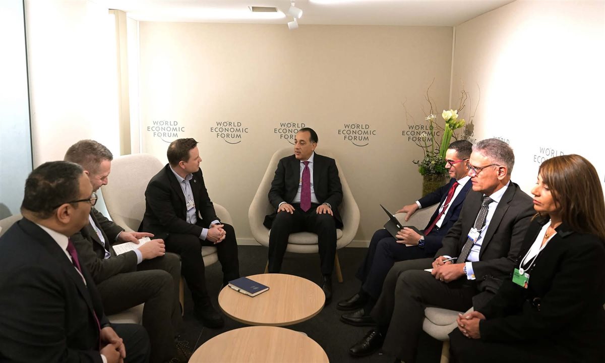 رئيس الوزراء المصري مصطفى مدبولي يلتقي في منتدى دافوس 2025 مع نائب الرئيس التنفيذي لمجموعة فولفو لمناقشة فرص تصنيع السيارات والشاحنات الكهربائية في مصر لدعم أهداف النقل البيئي والتصدير.