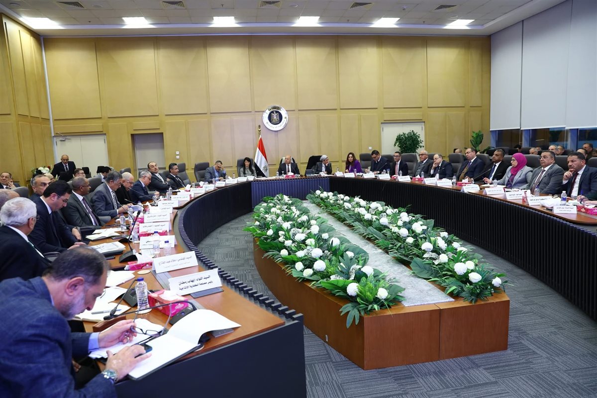 نائب رئيس مجلس الوزراء وزير الصناعة والنقل يترأس الاجتماع السادس عشر للمجموعة الوزارية للتنمية الصناعية ويستعرض مشكلات القطاع الصناعي في مصر ويبحث سبل تعزيز النمو الصناعي والتعاون بين الوزارات المختلفة.