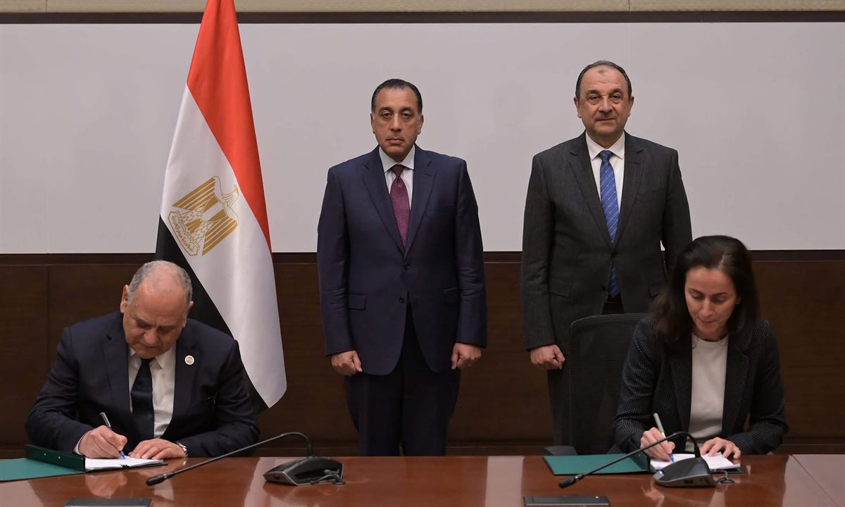 توقيع عقد مع “بريتش بتروليوم” لإعادة تشغيل مصنع الأنود