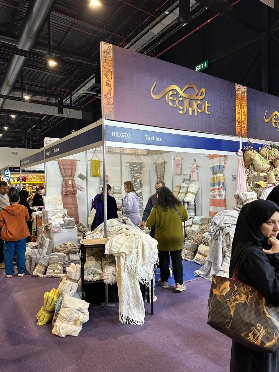 إقبال كبير على معرض تراثنا بمعرض الكتاب