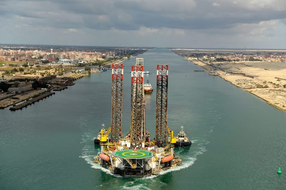 عبور غير تقليدي للحفار ADMARINE260 عبر قناة السويس