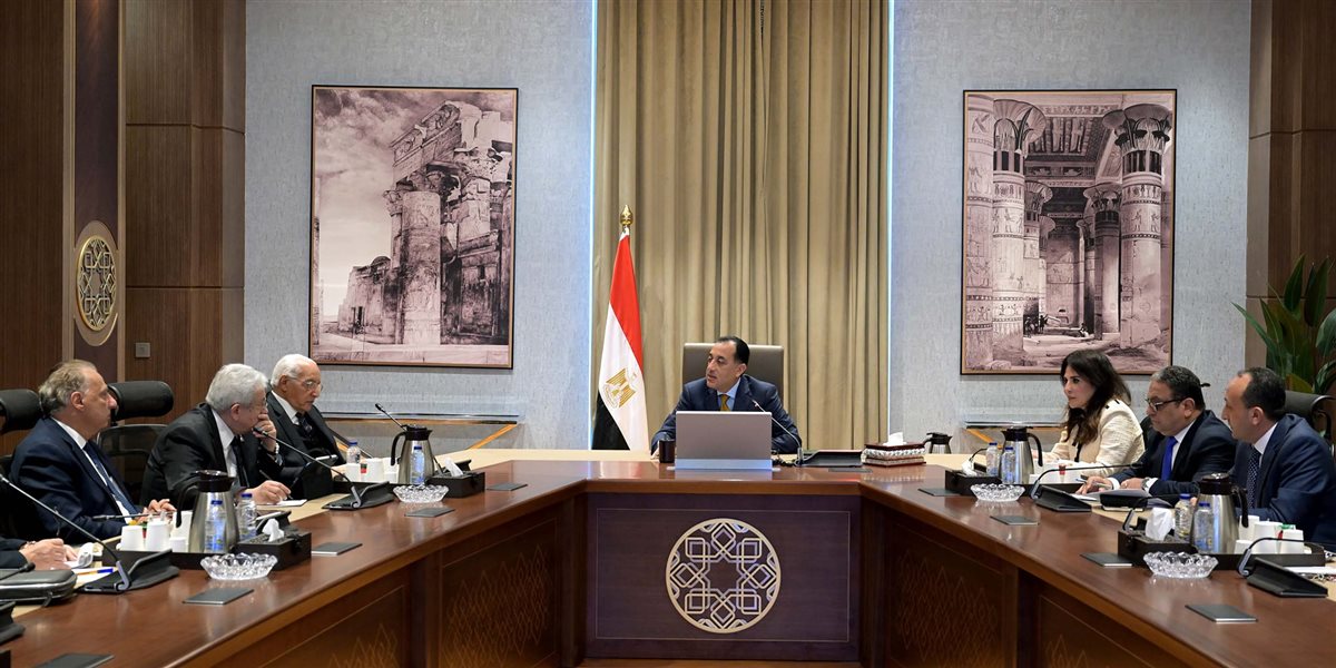 رئيس الوزراء يلتقي أعضاء لجنة الشئون السياسية
