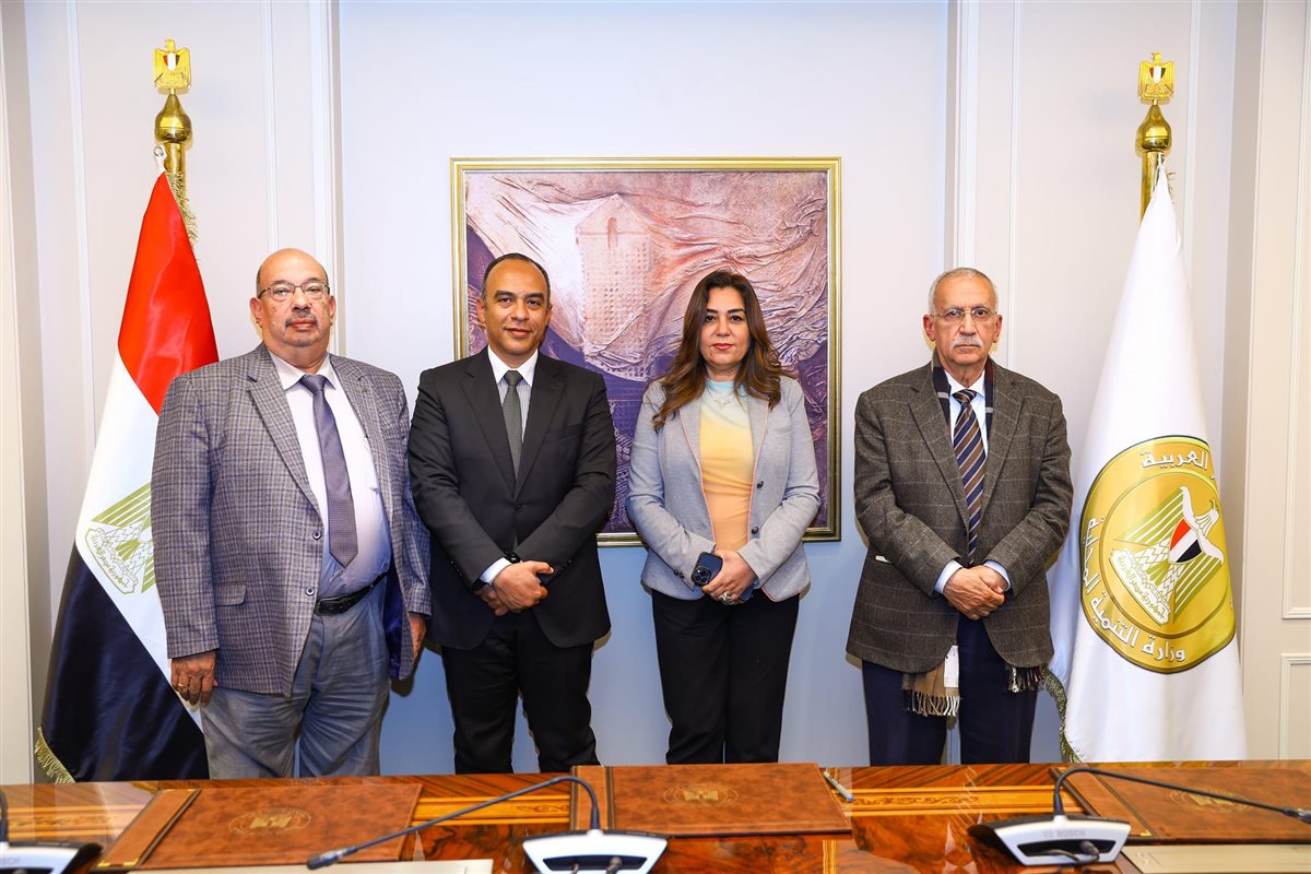 عقد بالتراضي بين محافظة المنيا وشركة "إيكو" لاستغلال 2500 فدان