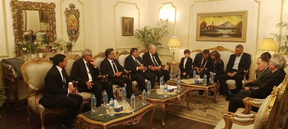 أفراد أسرة الأمير الراحل وأعضاء الطائفة الإسماعيلية