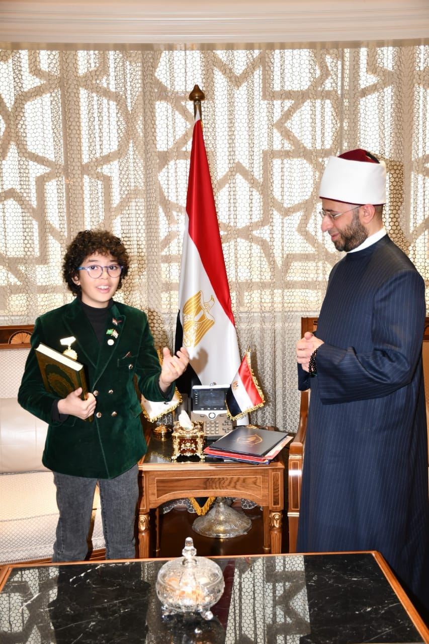 وزير الأوقاف يكرم أدهم عبد النبي