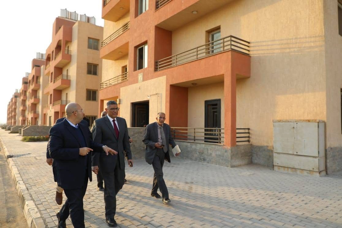 محافظ الجيزة يتفقد مشروع إسكان الديسمي لتسكين 256 أسرة متضررة من السيول في الصف