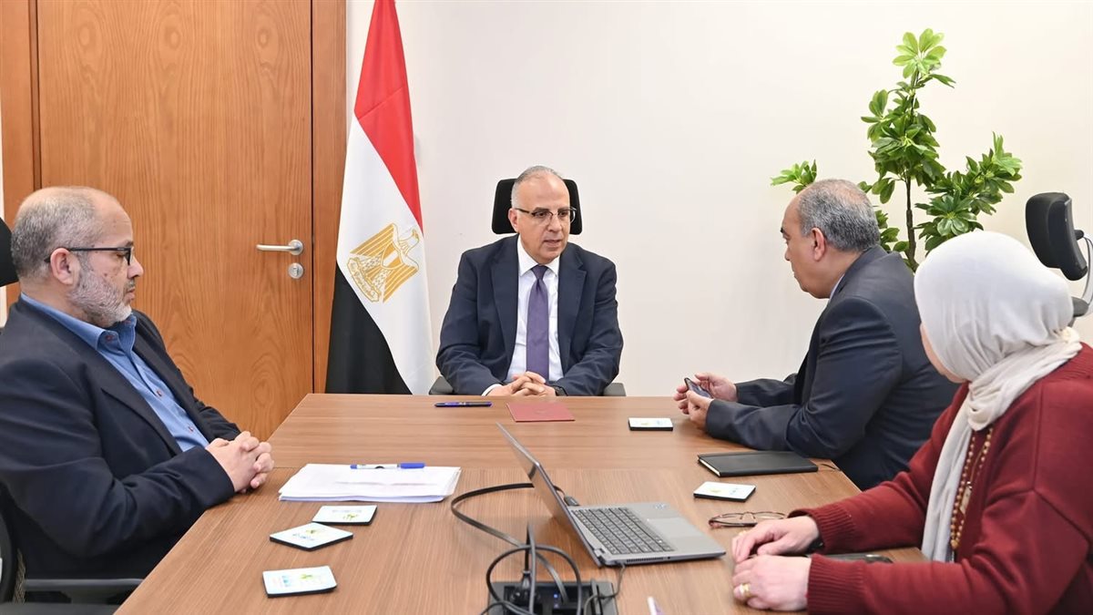 الدكتور هاني سويلم يبحث مع البنك الأوروبي للإعمار والتنمية سبل إعادة تأهيل حائط رشيد البحري