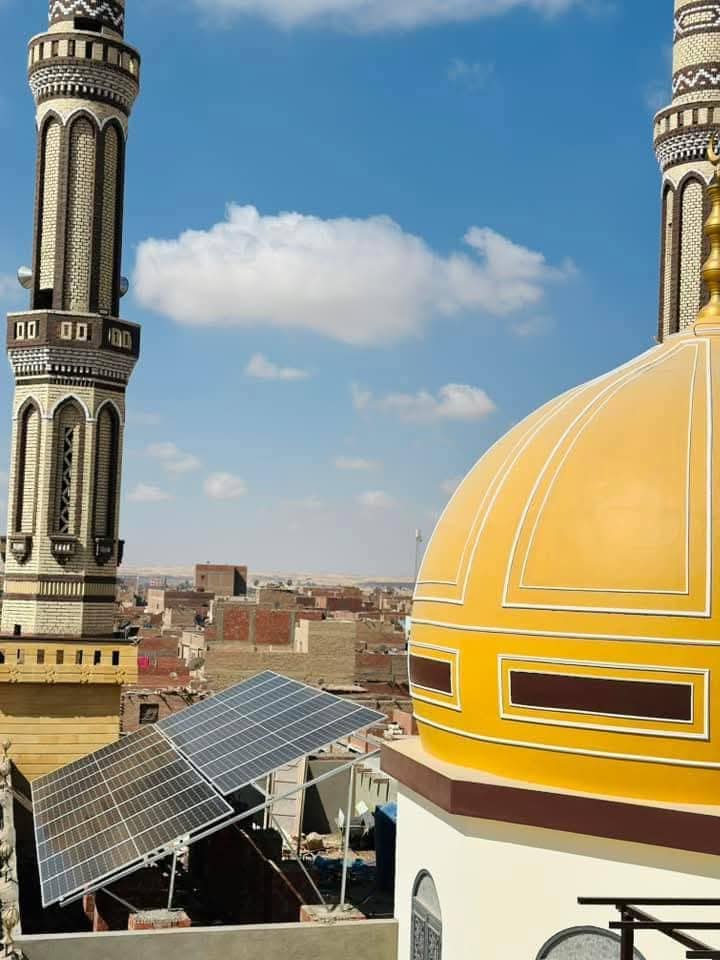 أول مسجد يعمل بالكامل بالطاقة الشمسية