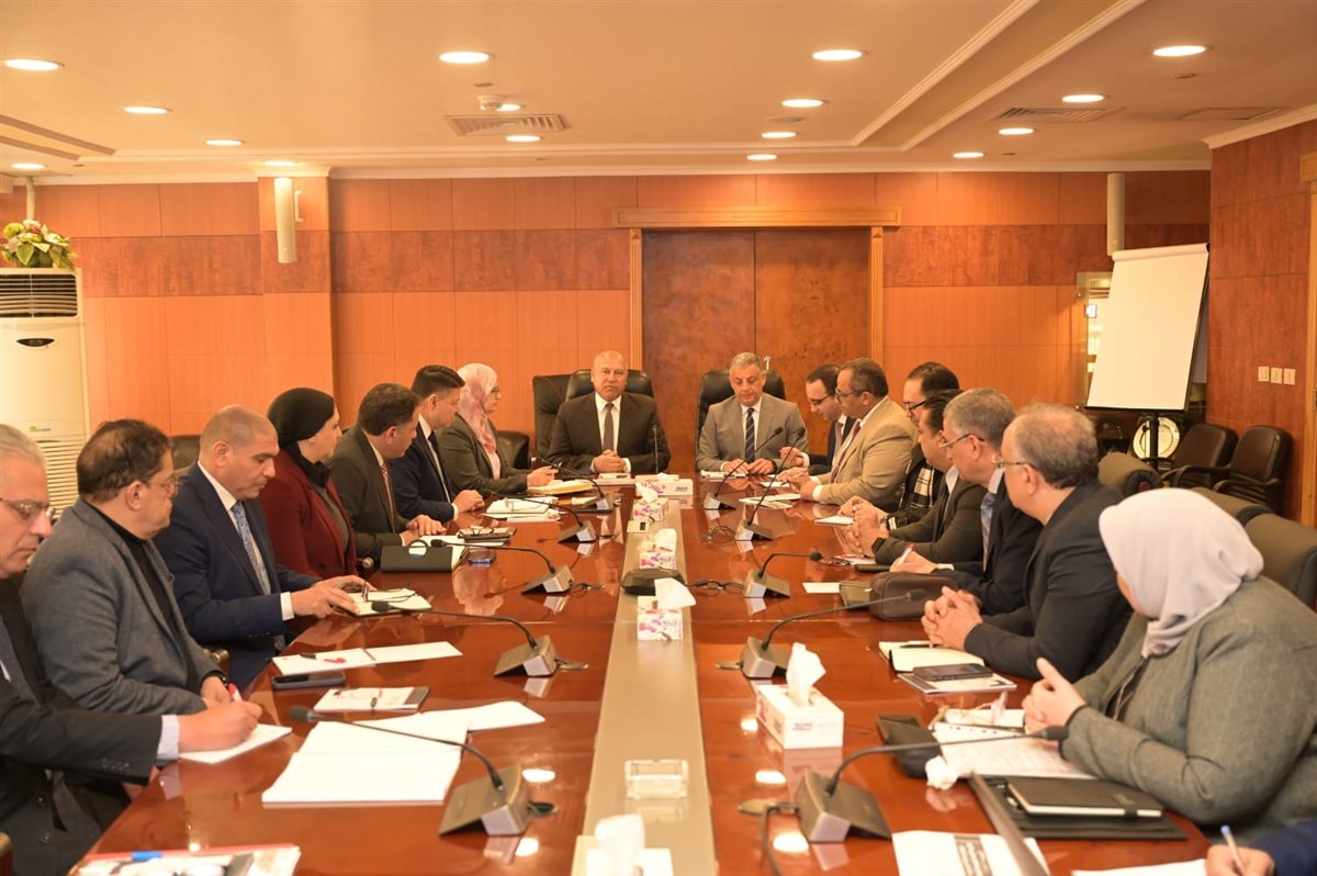 وزير الصناعة يبحث تحديات المناطق الصناعية بالإسماعيلية
