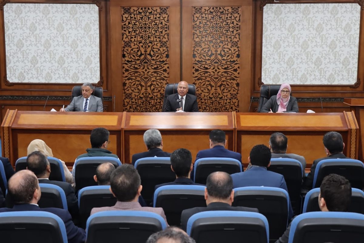 وزير الصناعة يبحث تحديات المناطق الصناعية بالإسماعيلية