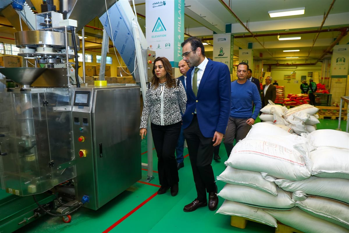 وزيرة التنمية المحلية تزور بنك الطعام المصري