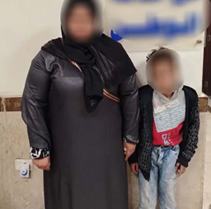 ضبط طفل يستجدي المارة ويعرض حياته للخطر بالقاهرة بتحريض من والدته