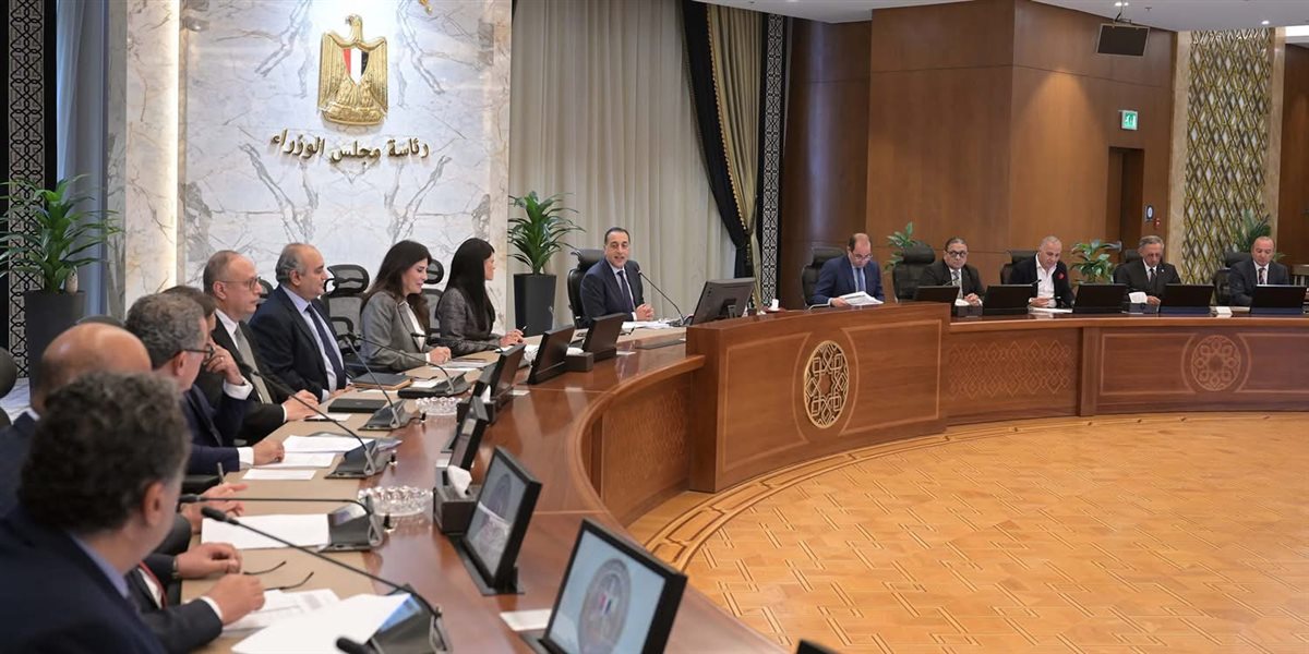 اجتماع رئيس الوزراء مع اللجنة الاستشارية
