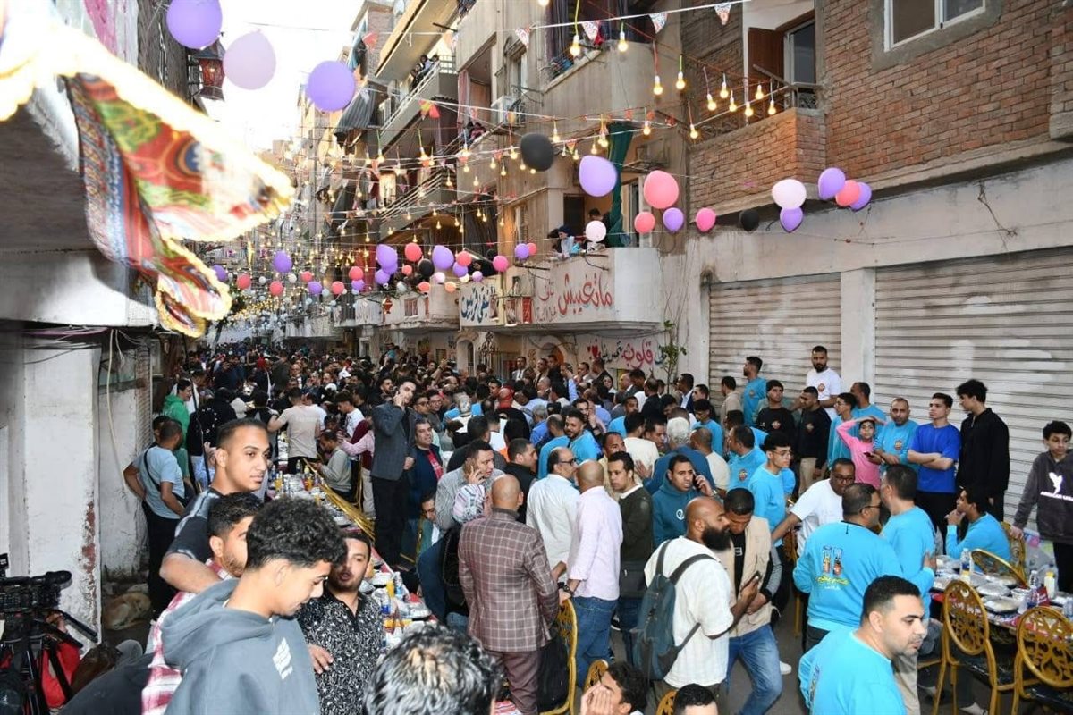 مشاركة أهالي المطرية في مائدة إفطار كبيرة