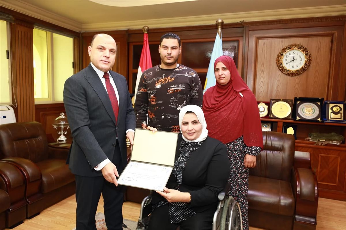 محافظ كفر الشيخ يكرم النائبة مها شعبان