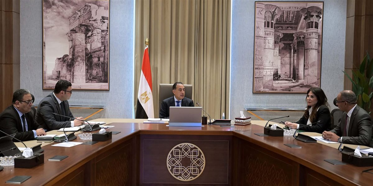 رئيس الوزراء يتابع تنفيذ مشروعات تحلية مياه البحر