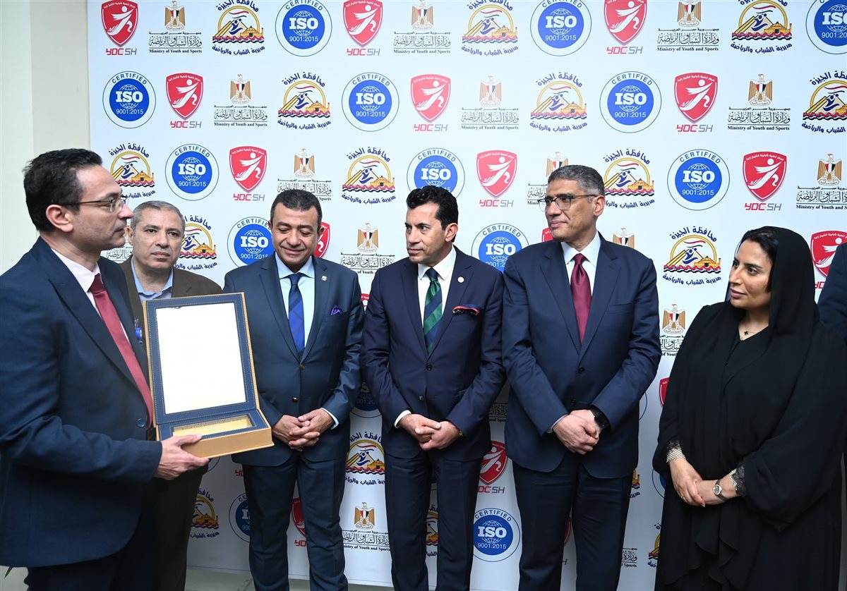وزير الشباب والرياضة يكرّم مركز التنمية الشبابية بالشيخ زايد