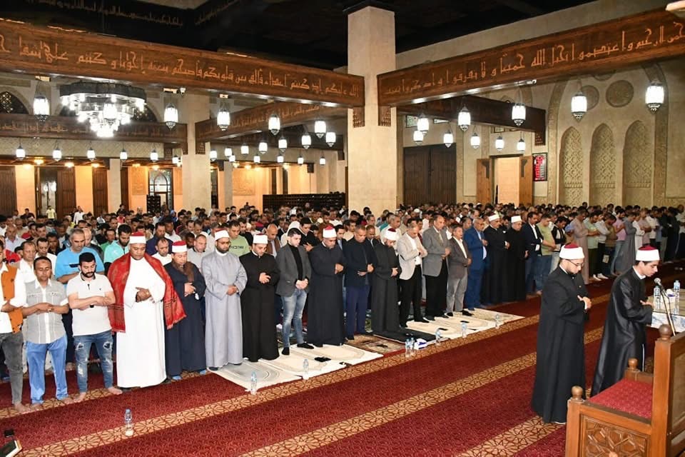 وزير الأوقاف ومحافظ جنوب سيناء يشاركان في صلاة العشاء والتراويح
