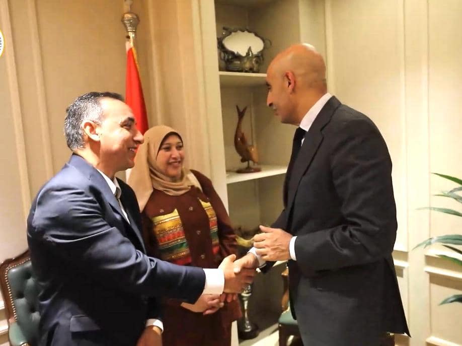 تكريم الطالبة المتفوقة رضوى العباسي بمدرسة "النور للمكفوفين"