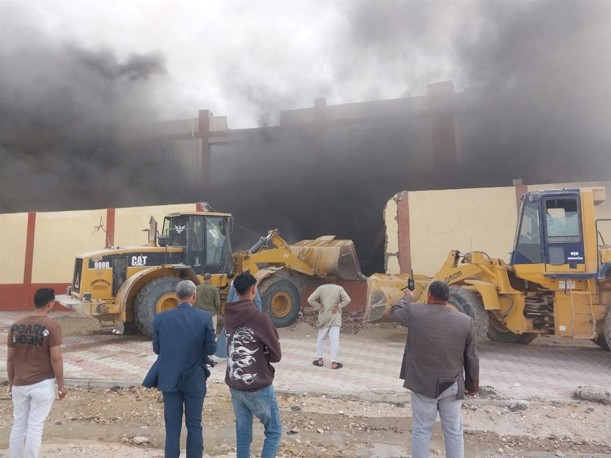 حريق هائل يندلع في مصنع النجف والكريستال ببني سويف