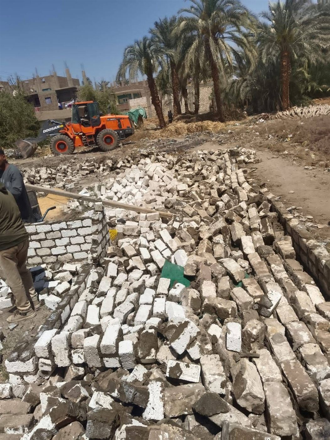 تنفيذ قرار إزالة سور غير مرخص على أرض زراعية