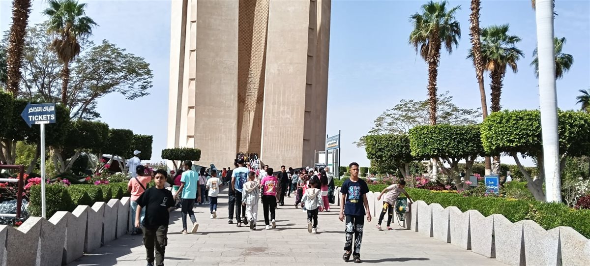 شهدت حدائق الري بالقناطر الخيرية والمركز الثقافي الأفريقي بأسوان إقبالًا كبيرًا من الزوار خلال عيد الفطر