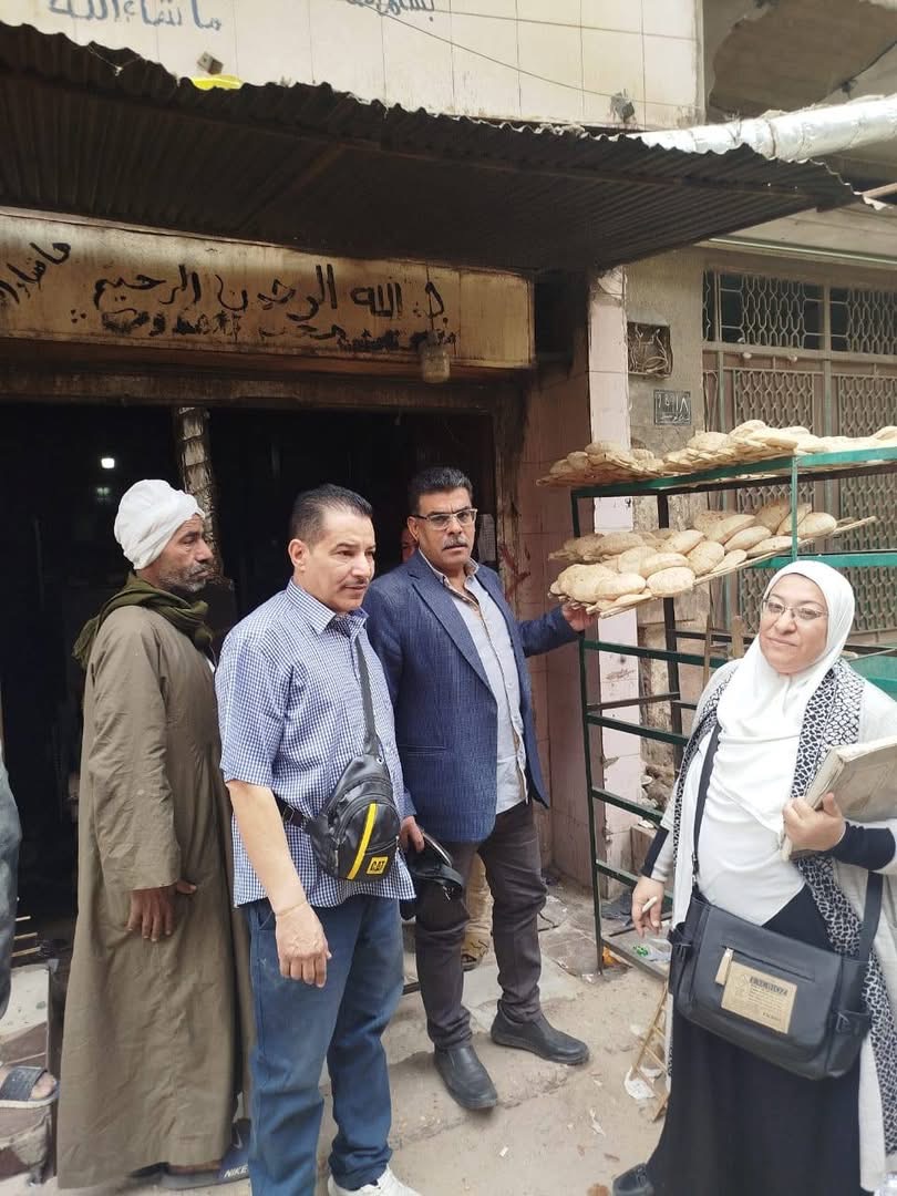 مفتشو التموين أثناء متابعة جودة الخبز في أحد المخابز
