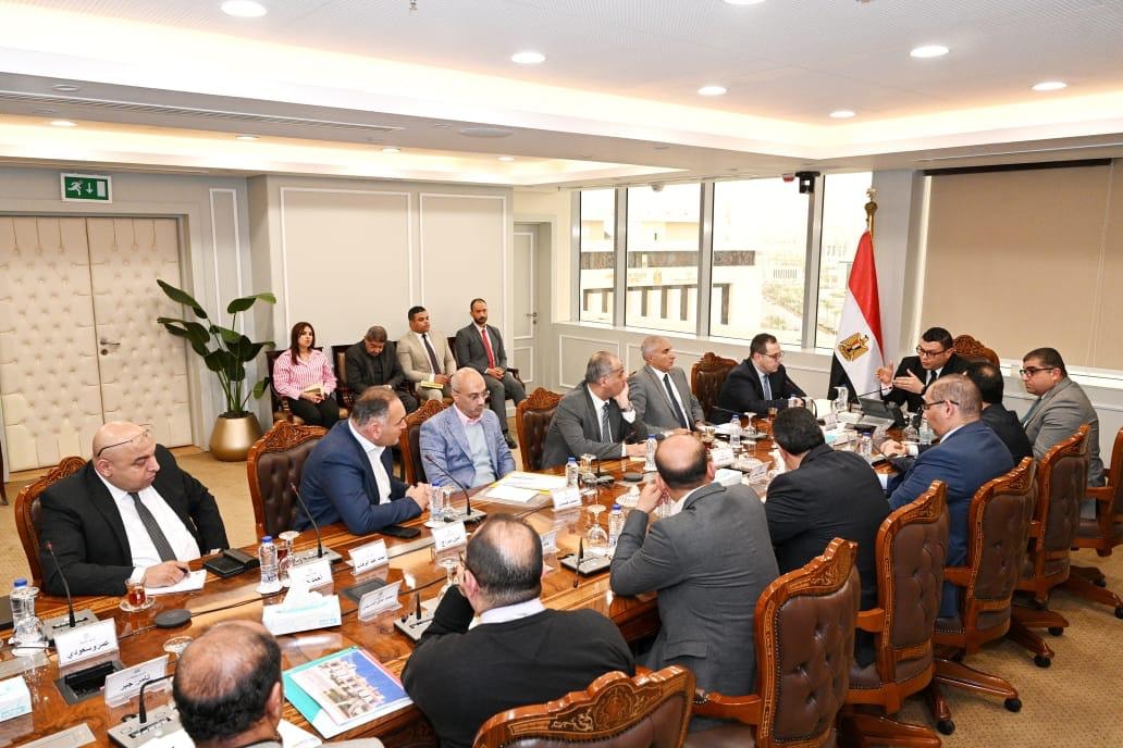 شريف الشربيني يناقش مع مسئولي "فاوندرز" تعظيم العوائد من المشروعات السكنية والتنموية