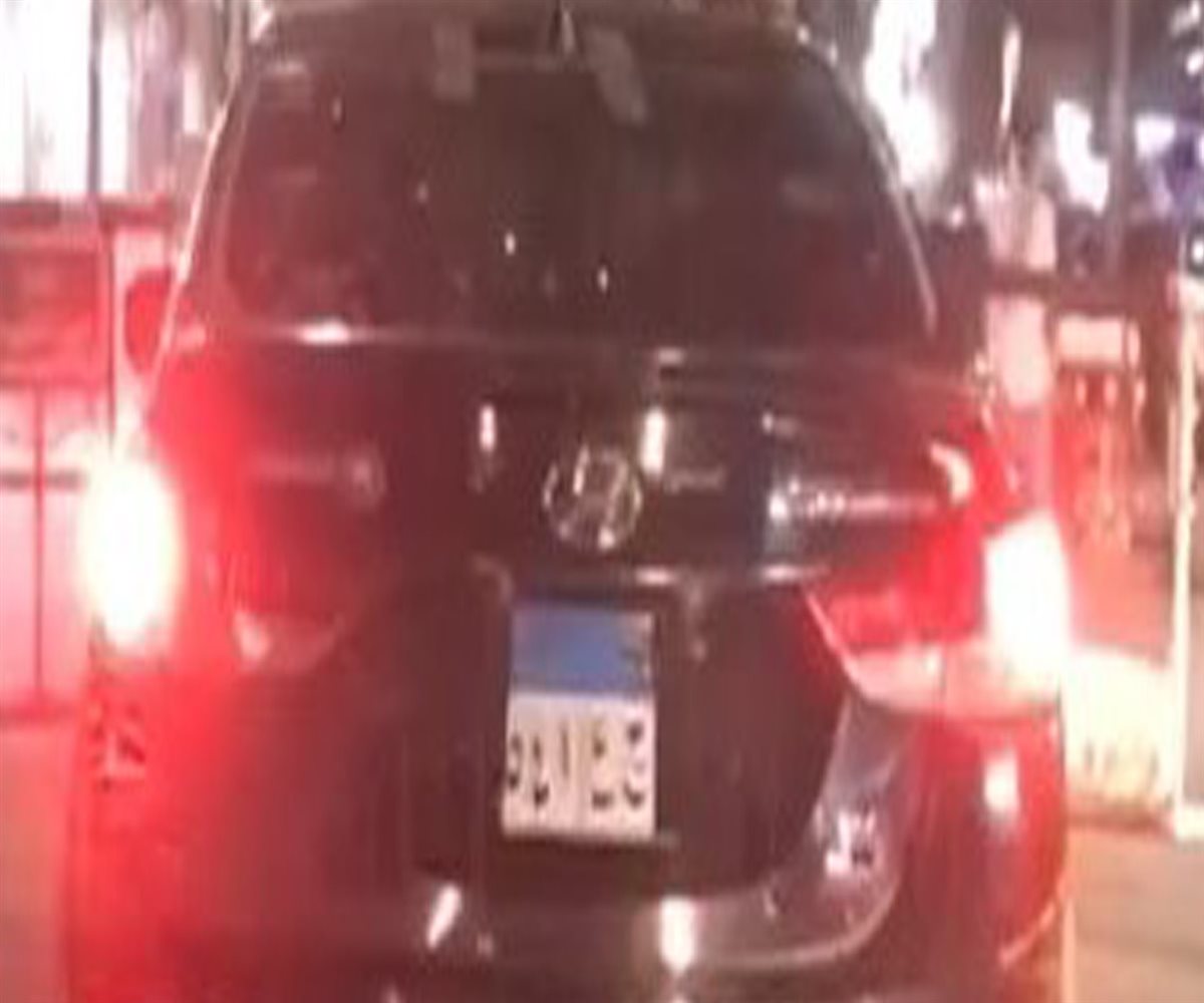 نفي صحة فيديو قديم لسيارة بدون لوحات مرورية