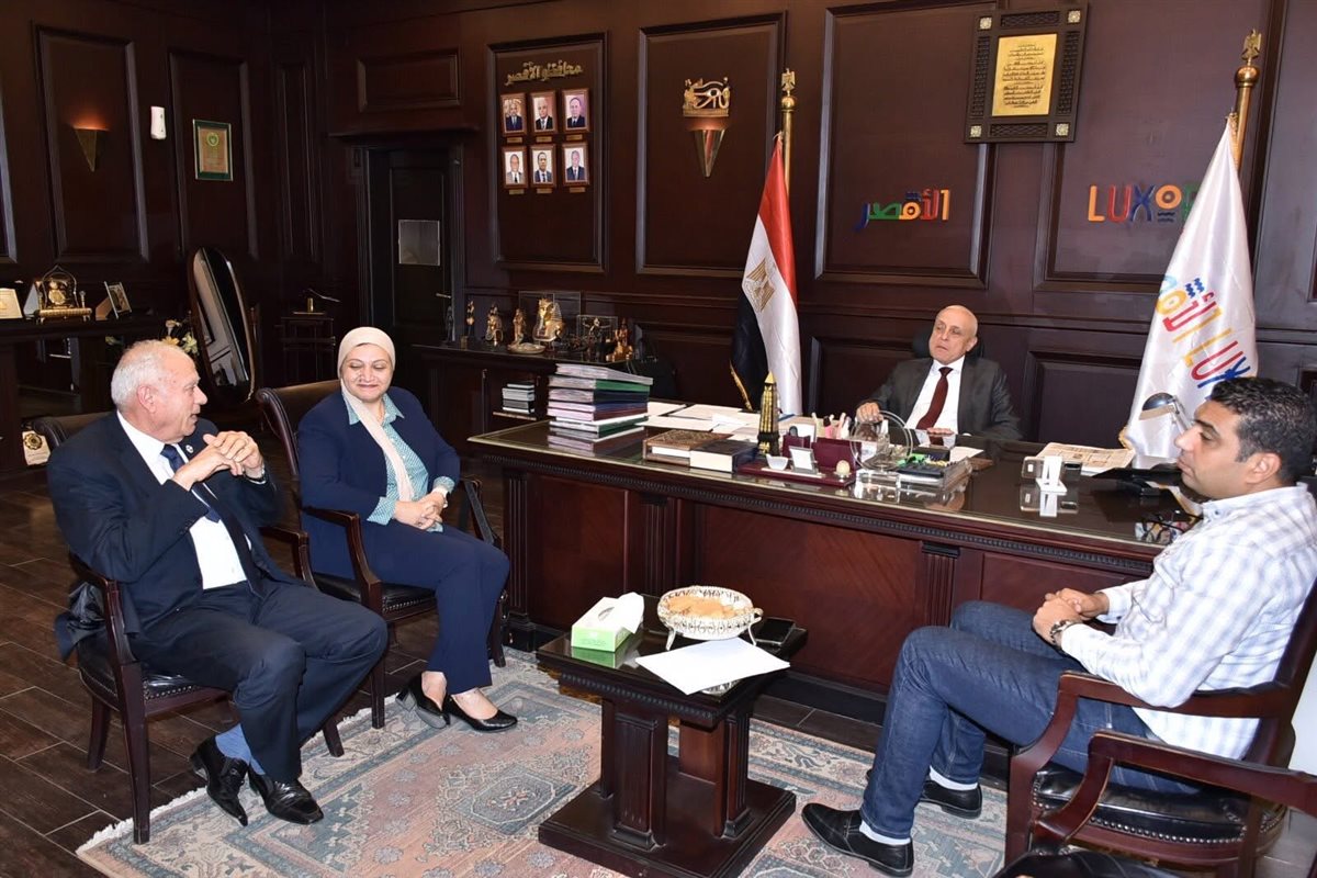 محافظ الأقصر خلال استقباله لقيادات الاتحاد التأميني