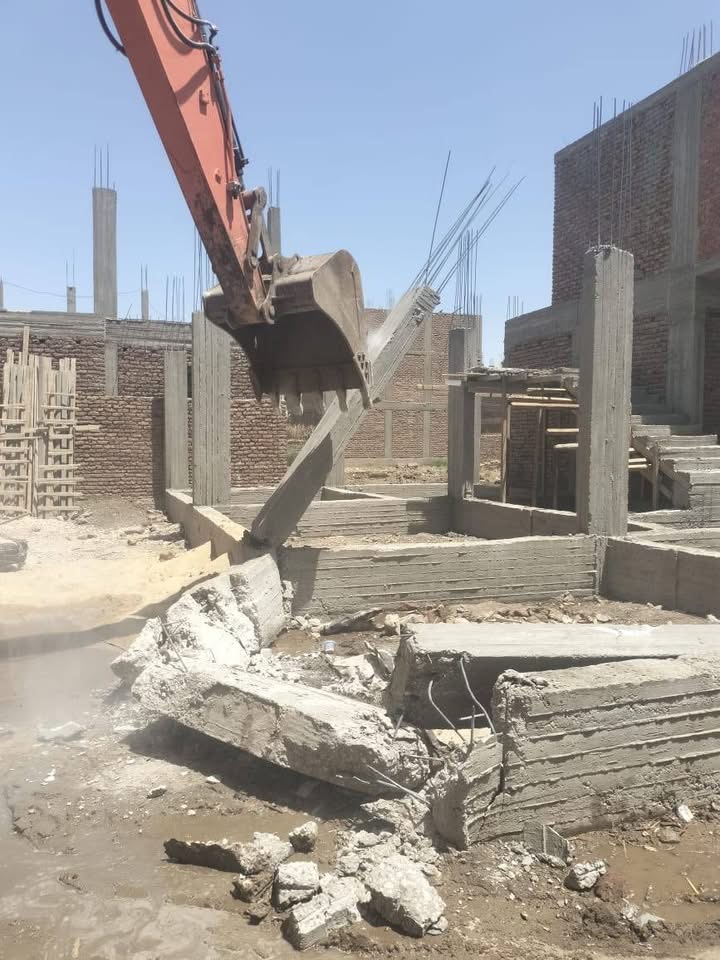 معدات ثقيلة تزيل تعديًا على أرض زراعية