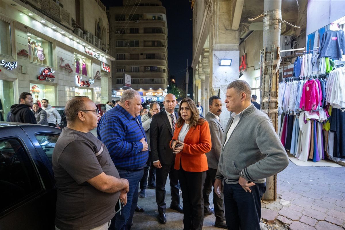 جولة مفاجئة لوزيرة التنمية المحلية في شوارع مصر الجديدة لرصد المخالفات وغلق الكافيهات غير المرخصة