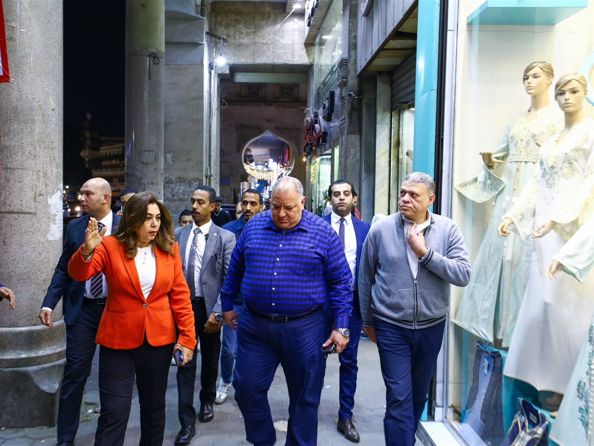 جولة مفاجئة لوزيرة التنمية المحلية في شوارع مصر الجديدة لرصد المخالفات وغلق الكافيهات غير المرخصة