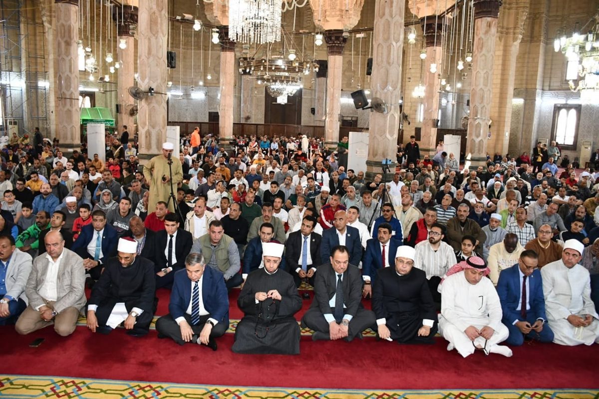 شارك وزير الأوقاف ومحافظ الإسكندرية وسفراء دول عربية وآسيوية في صلاة الجمعة بمسجد أبي العباس