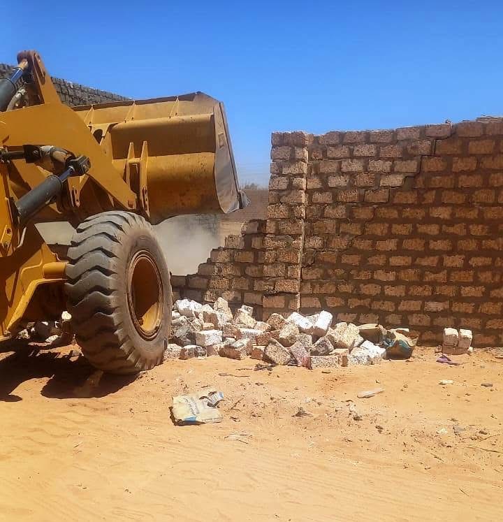 معدات ثقيلة تشرع في إزالة تعديات بدراو بأسوان