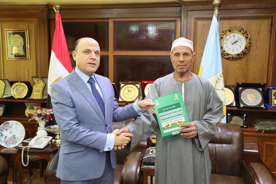 أحد المواطنين يتسلم عقد التقنين الجديد من محافظ كفر الشيخ