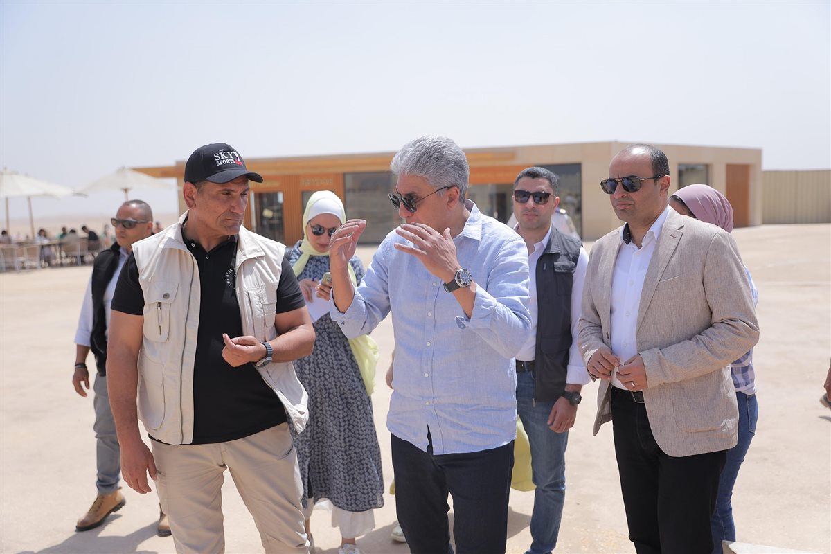 وزير السياحة والآثار يتابع ميدانيًا تجربة الزوار في منطقة أهرامات الجيزة ضمن التشغيل التجريبي لتطوير الخدمات