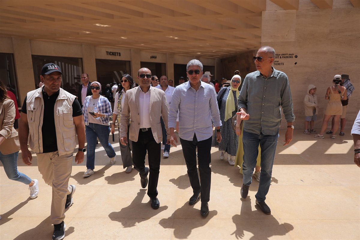 وزير السياحة والآثار يتابع ميدانيًا تجربة الزوار في منطقة أهرامات الجيزة ضمن التشغيل التجريبي لتطوير الخدمات