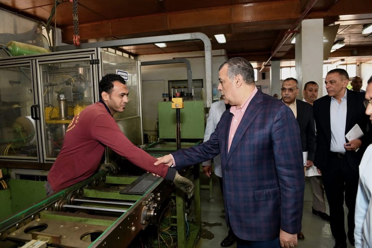 وزير الإنتاج الحربي يجري زيارتين مفاجئتين لمصنع قها للصناعات الكيماوية ومصنع بنها للصناعات الإلكترونية
