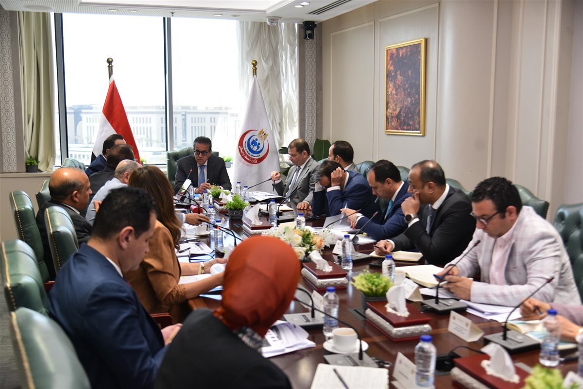 اجتماع تنسيقي برئاسة وزير الصحة لمناقشة تسريع تطبيق منظومة التأمين الصحي الشامل في محافظات الجمهورية